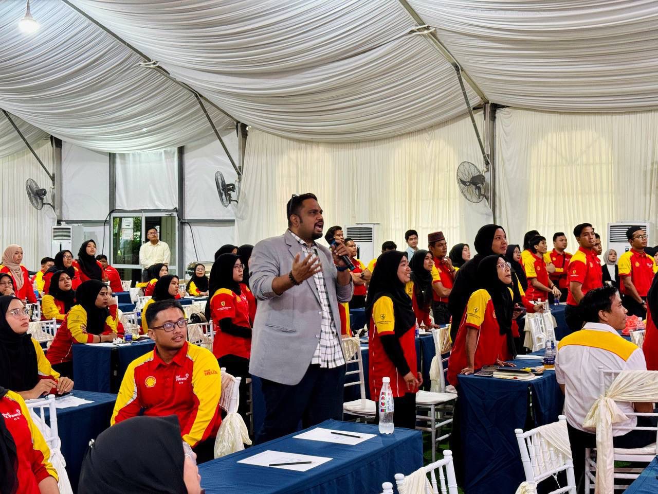 Lingesh leading a leadership development programme