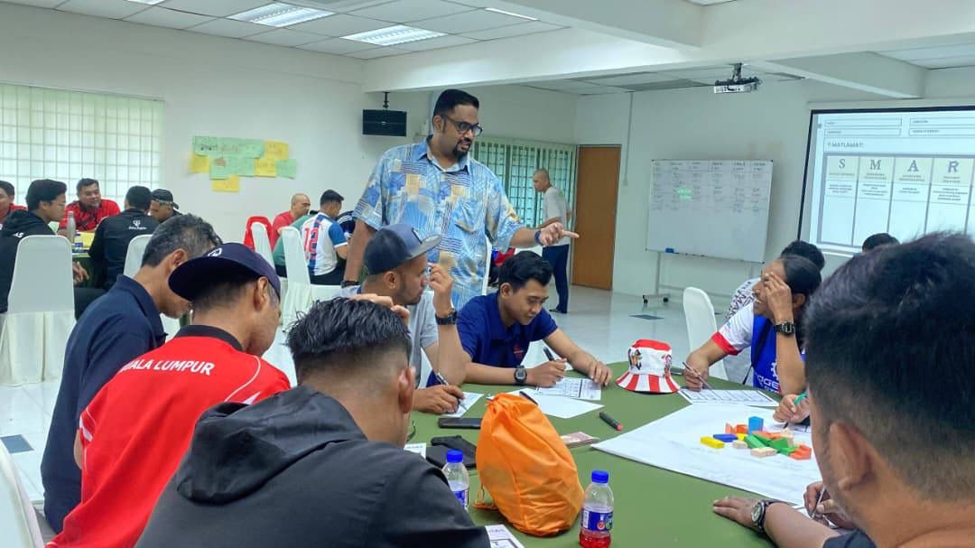 Lingesh engaging with corporate participants