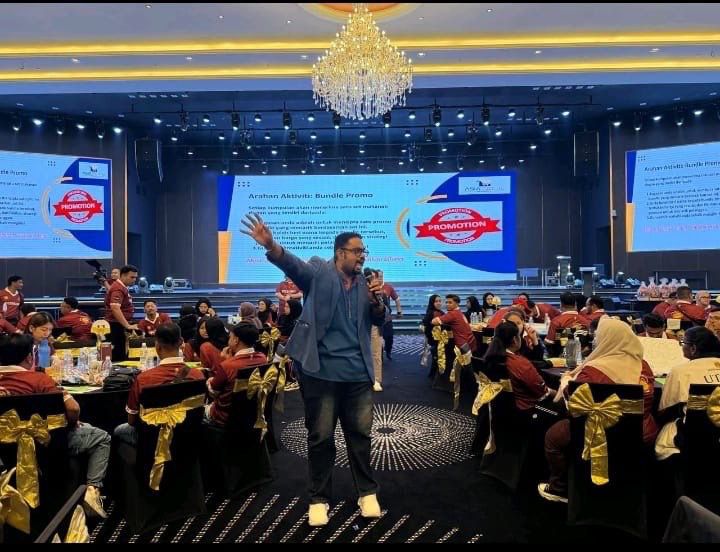 Lingesh facilitating a group training session