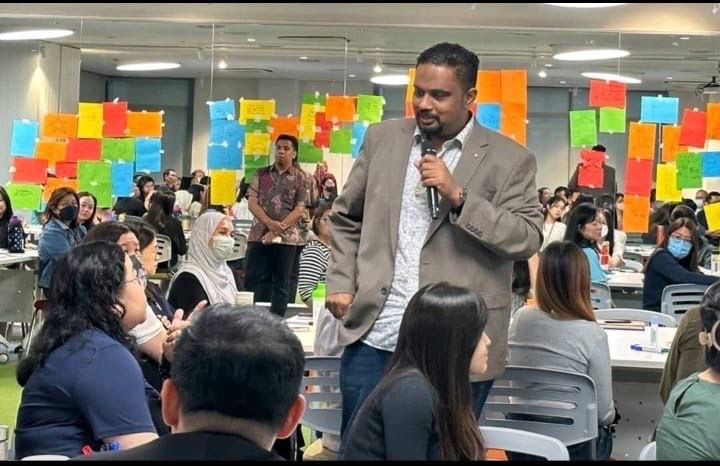 Lingesh in an executive coaching session