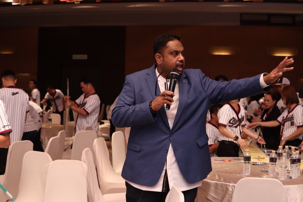 Lingesh interacting with audience during Q&A